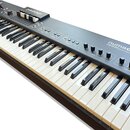 Černý klaviaturní kontrolér s bílými a černými klávesami. Na horním panelu je vpravo nápis numaorgan2 a pod ním text „semi-weighted keys & high defin…
