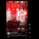 Snímek zachycuje interiér s osvětlovací technikou a hudebním nástrojem. V horní části jsou vidět červené a zelené reflektory namontované na kovovém t…