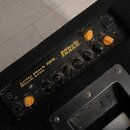 Ovládací panel basového komba v černé barvě. Je na něm žlutý nápis Markbass a modelové označení Little Mark 250 Black Line. Panel obsahuje několik če…