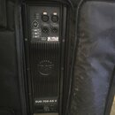 Zadní panel černého aktivního subwooferu s nápisem RCF a označením modelu SUB 708-AS II. Panel obsahuje ovládací prvky, vstupní a výstupní konektory…
