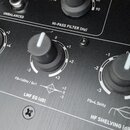 Detailní pohled na ovládací panel audio zařízení s černým povrchem. Jsou vidět tři černé otočné knoflíky s bílými značkami, u kterých jsou nápisy LF…