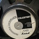 Fotografie zachycuje zadní stranu reproduktoru s kovovým rámem. Na středovém štítku jsou nápisy CELESTION, PROFESSIONAL LOUDSPEAKER, Celestion Intern…