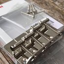 Kovový, chromovaný kobylka pro elektrickou kytaru s šesti sedly. Součástí jsou montážní šrouby v průhledném plastovém sáčku. Na bílém kartonové obalu…