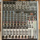 Stříbro-šedý mixážní pult s černými ovládacími prvky. V pravém horním rohu je nápis XENYX X1622USB a logo behringer. Přístroj obsahuje více vstupních…