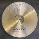 Zlatavý kovový činel s viditelným kovánívým povrchem. Na horní části je nápis 38cm15" CRASH a vlevo od středu slovo TESTED. Ve spodní části je logo i…