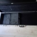 Otevřený obdélníkový kufřík s černým vnitřním polstřením. V interiéru jsou vidět oddělené přihrádky pro nástroj a příslušenství. Kufřík má kovové pan…