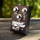 Černý efekt pedál s nápisem SUNDOWN FUZZ a menším textem RETRO SPENT. Na horní straně jsou tři stříbrné oválné knoflíky s popisky VOLUME, FUZZ a BIAS…