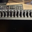 Černý grafický ekvalizér s řadou posuvníků. Na panelu jsou nápisy 31, 63, 125, 250, 500, 1K, 2K, 4K, 8K, 16K a v dolní části text CHANNEL B. Vpravo s…