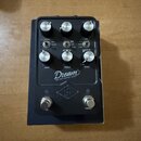 Kytarový efekt pedál v černém kovovém provedení. Na horní části jsou tři ovládací knoflíky a dva přepínače s nápisy SPEAKERS (DRIBS, OXFORD, EVTT) a…
