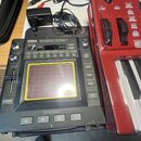 Černý elektronický syntetizátor s dotykovým panelem a nápisem KORG KAOSSILATOR PRO+. Zařízení obsahuje řadu tlačítek, otočných ovladačů a nápisy jako…