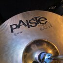 Detailní pohled na horní činelyl hi-hat z bronzu s jemným žebrováním povrchu. Na činelyle je černý nápis „paiste“, pod ním označení „14" HI-HAT TOP“…