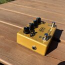 Žlutý efekt pedál s kovovým tělem a čtyřmi černými ovládacími knoflíky. Na horní straně je vidět logo MXR a nápisy BASS OCTAVE a bass fuzz. Na spodní…