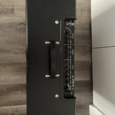 Černý kytarový kombozesilovač s ovládacím panelem a přenosnou rukojetí. Na panelu je logo značky Roland a nápis KC-100. Ovládání obsahuje sekce AMPLI…