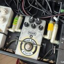 Stříbrný efekt pedál značky MXR. Na spodní části je kulatý štítek s nápisy Black Label a Chorus. Pedál má pět ovládacích knoflíků s popisky LEVEL, RA…