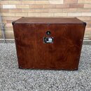 Hnědý dřevěný reproduktorový box s černými plastovými rohy. Na zadní straně je umístěn kovový štítek s nápisem SPECIFICATION a logem F.E. Pod logem j…
