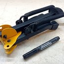 Černý kovový stojan na hudební nástroj s žlutými plastovými nebo kovovými oporami v přední části. Rukojeti jsou potaženy černou pěnou, která vykazuje…