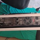 Zadní strana bílého rackového zařízení s černým panelem. Na panelu je nápis behringer a model EUROLOPES EP600. Jsou zde vidět konektory pro INPUT 1,…
