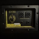 Fotografie zachycuje zadní panel reproduktorové skříně s logem EPIFANI. Panel obsahuje dva konektory s nápisem SPEAKER INPUT/OUTPUT a otočný ovladač…