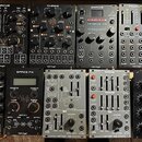 Fotografie zobrazuje osm modulů Eurorack od značky behringer uspořádaných do dvou řad. Horní řada obsahuje moduly s nápisy ABACUS, CHAOS, BRAINS a FO…