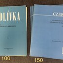 Dvě modrénotové sešity s tiskem. Levý nese nápisy POLÍVKA, AKORDY / AKKORDE, PIANO a EDITIO BÄRENREITER PRAHA H 206. Pravý nese nápisy CARL CZERNY, o…