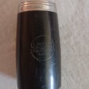 Černý válcový předmět s kovovými okraji na horní i spodní straně. Uprostřed je vyražen kruhový nápis A.FONTANE / COUQUENON / PARIS. Povrch vykazuje d…