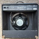 Zadní strana kytarového komba v černém texturovaném potahu. Na horním štítku je uveden název Champion 40, značka Fender Musical Instruments Corp. a n…