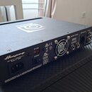 Černý basový zesilovač v kovovém šasi s logem Ampeg na zadním panelu a horní straně. Na zadní straně je nápis PF-350, napájecí vstup s označením powe…