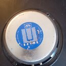 Fotografie zachycuje zadní stranu reproduktoru s kovovým magnetem a modrou štítkem. Na štítku je uveden nápis MODEL 8"M-100, značka BEYMA a text ACUS…