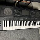 Černý digitální klavír značky YAMAHA, model SX900. Nástroj má vestavěné reproduktory s mřížkou a centrální displej obklopený ovládacími prvky. Povrch…