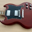 Tělo elektrické kytary v tmavě červené barvě s černým pickguardem. Nástroj má dva stříbrné humbuckery, Tune-o-matic můstek a čtyři černé ovládací kno…