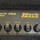 Černý basový zesilovač s nápisy Little Mark 250 Black Line a logem Markbass. Přední panel obsahuje jeden XLR vstup označený BALANCED INPUT, několik o…