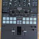 Černý DJ mixér značky Pioneer DJ, model PERFORMANCE MIXER DJM-S9. Zařízení obsahuje zahlreichetočítka, posuvníky a bílé podsvícené pady v sekci PERFO…