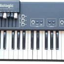 Černý digitální orgán s bílými a černými klávesami. Na horním panelu je vpravo nápis numaorgan2 a pod ním text Integrated organ & high definition key…