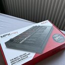 Krabice s MIDI kontrolérem v černo-červené barvě. Na obalu jsou nápisy MPKmini SPECIAL EDITION BLACK, AKAI PROFESSIONAL a MPC BEATS. Dole je text THE…