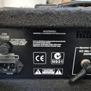 Záběr na zadní panel černého komba s texturou. Je zde vidět napájecí konektor s nápisem POWER 230V~ 50Hz a 650W, pojistka s označením FUSE F3.15A 250…
