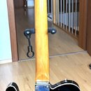 Zadní pohled na elektrickou kytaru s tmelelovým povrchem v provedení sunburst. Na krku a hlavě je vidět světlé dřevo, na zadní straně hlavy je nalepe…