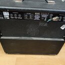 Zadní strana kytarového komba v černé texturované povrchové úpravě. Na ovládacím panelu jsou nápisy ENGL, Tube Guitar Amplifier, Made in Germany a oz…