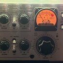 Stříbrný rackový procesor s nápisem TUBE COMPOSER, VACUUM TUBE, AUDIO INTERACTIVE DYNAMIC PROCESSOR/COMPRESSOR WITH ULTRA-TUBE CIRCUITRY a MODEL T155…
