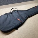 Černý polotvrdý pouzdro (gig bag) na kytaru z textilního materiálu. Na boku je umístěna červeno-černá štítková vložka s nápisem ARMOUR. Pouzdro má no…