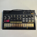 Černý drum machine s nápisy KORG a volta beats. Zařízení obsahuje několik otočných potenciometrů, tlačítek a červený digitální displej s viditelným t…