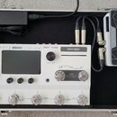 Bílý efektový procesor s nápisy AMPERO STAGE, HOTONE a CDCM HD Gen 2 Amp Modeler / Effects Processor. Na přístroji jsou vidět ovládací knoflíky, disp…