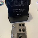 Stříbrný multi-track sampler s černými ovládacími prvky a dvěma stoupacími spínači. Na přístroji jsou nápisy VALETON, VLP-200 MULTI-TRACK SAMPLER, LO…