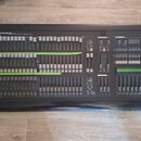 Černý svátkový kontrolér s nápisem SGM Studio 24 professional light controller. Zařízení obsahuje velké množství posuvníků, tlačítek a několik otočný…