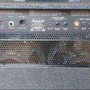 Zadní panel kytarového komba značky Marshall. Na černém povrchu jsou nápisy MAINS INPUT, MIDI, F/X, LINE OUT, POWER AMP INSERT / SERIAL LOOP, SERIAL…