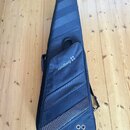 Černý poloměký pouzdro (gig bag) na basovou nebo akustickou kytaru. Na přední straně je bílý nápis sandberg doprovázený logem ze šesti teček. Povrch…