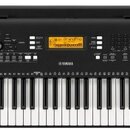 Černý digitální klavír s bílými a černými klávesami. Uprostřed panelu je nápis YAMAHA a vpravo označení modelu PWEW-300. V horní části se nachází dis…