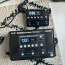 Černý efektový procesor Boss GT-1000CORE s digitálním displejem a několika ovládacími knoflíky. Na zařízení je vidět nápis BOSS GT-1000CORE GUITAR EF…