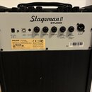 Zadní strana černého komba s bílým panelem, na kterém je nápis Stageman II STUDIO. Panel obsahuje konektory DC 28V, USB, AUX IN, SEND, RETURN, LINE O…