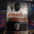 Kovový efekt pedál s nápisem small stone PHASE SHIFTER v oranžové a bílé barvě. V horní části je černý ovládací knoflík RATE, přepínač COLOR s označe…