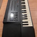 Černý elektronický klávesový nástroj s bílými a černými klávesami. Na levé straně je nápis CASIO MT-640 a výrazný svislý text DYNAMIC BASS. Přístroj…